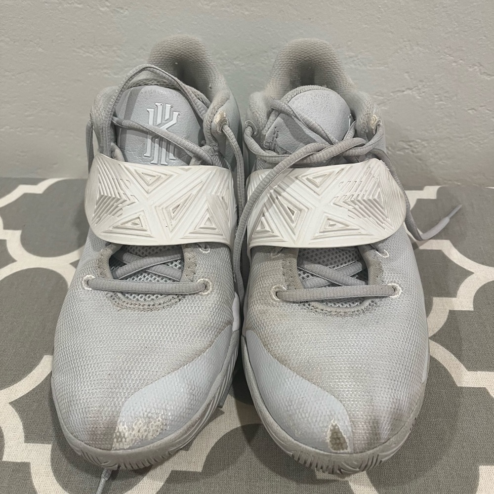 Kyrie Flytrap 3: White/Metallic Silver